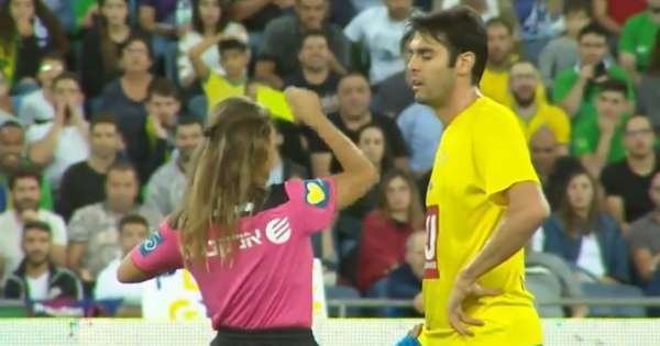 اسٹارفٹبالر کاکا کے ساتھ سیلفی لینے پر یلو کارڈ 1 A referee inflicts a yellow card on Kaka ... to.img