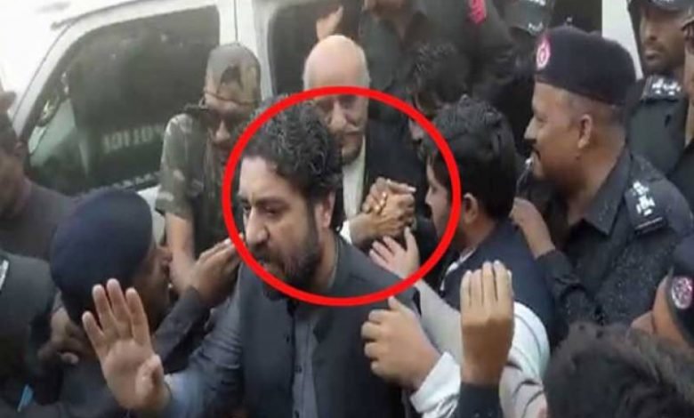 پولیس انسپکٹر کو خورشید شاہ کا ہاتھ چومنا مہنگا پڑ گیا 1 Inspector