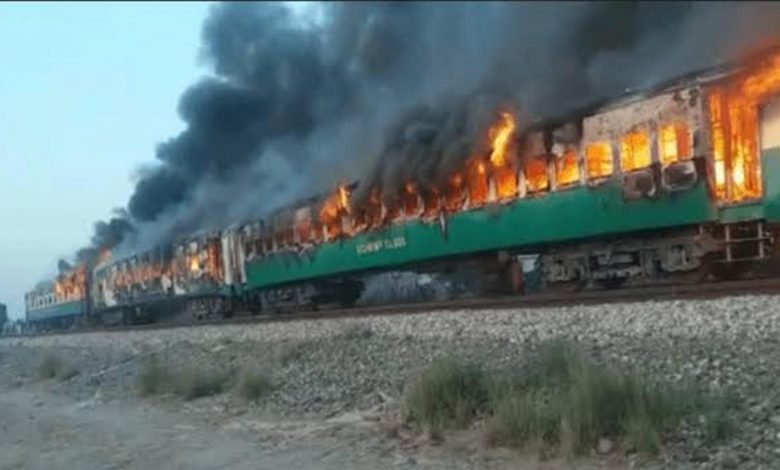 ٹرین میں آگ سلنڈر پھٹنے سے لگی یا بجلی کے شارٹ سرکٹ سے 1 tra