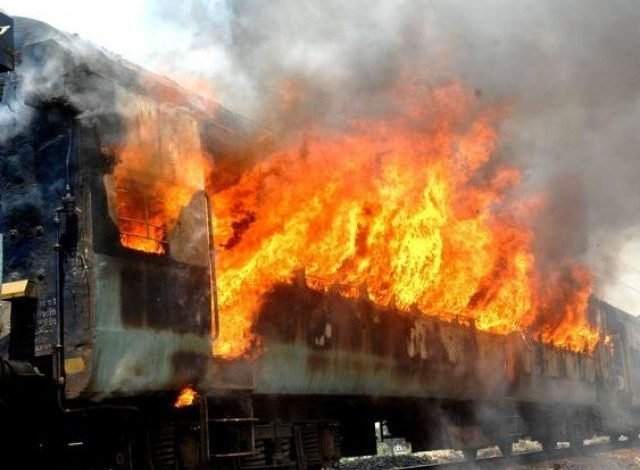 رحیم یار خان: ٹرین آتشزدگی سے 75 افراد جاں بحق 1 train