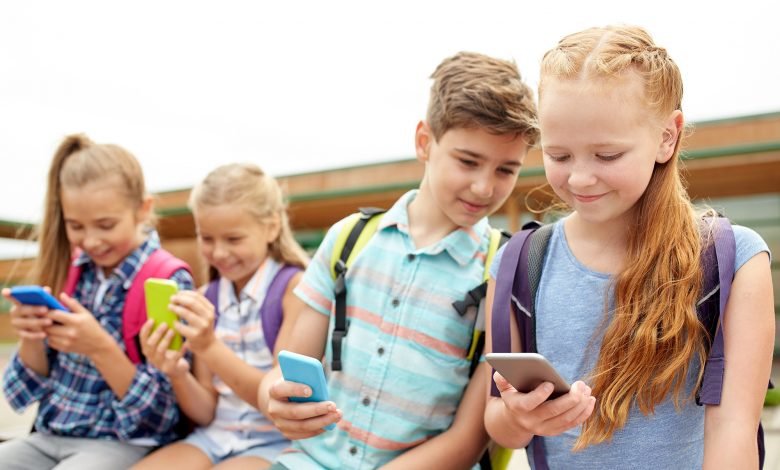 children on cellphones