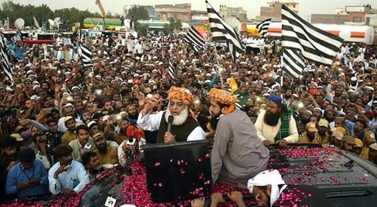 باقی جماعتیں نہ بھی مانیں تو مولانا اکیلے ہی آگے بڑھیں گے 1 images 13