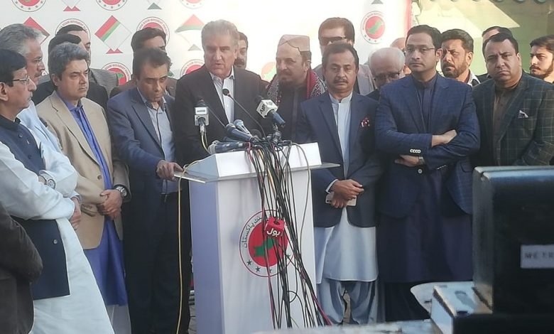 وفاقی حکومت کے آرمی ایکٹ میں ترمیم کے لیے سیاسی رابطے 1 EKs4SjSW4AEVgbE