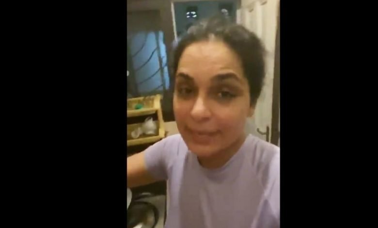 میرا کی ’مرغی‘ پکانے کی ویڈیو وائرل 1 6026501696435