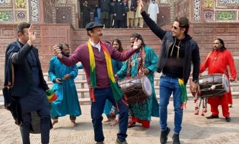 مسجد وزیر خان کے سامنے ڈھول کی تھاپ پر علی ظفر اور شان کے دھمال کی ویڈیو وائرل 1 602bfc1edd4d2