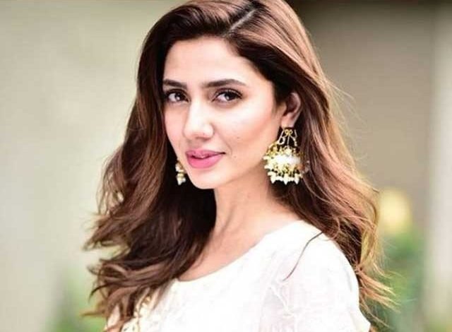فلسطینیوں کیلیے نکلنے والی ریلی میں دوپٹہ نہ پہننے پرماہرہ تنقید کی زد میں 1 Expert criticism for not wearing a headscarf at a rally for Palestinians