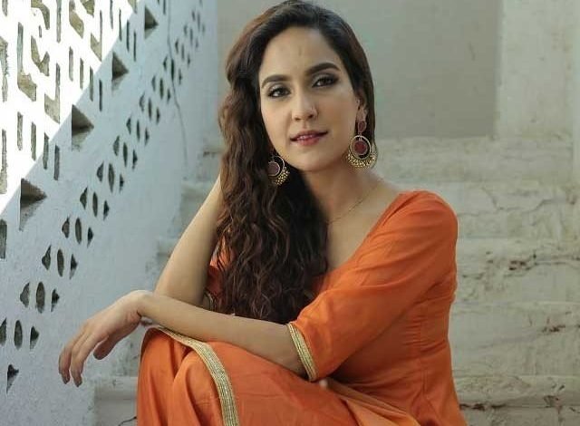 Actress Anusha Abbasi has been criticized for posing for a photoshoot in a short dress