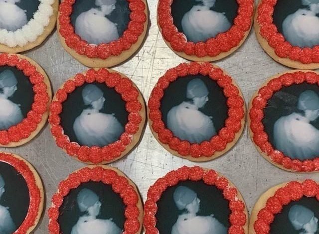 بیکری نے مشتبہ چور کی تصویر بسکٹوں پر چھاپ دی 1 The bakery printed a picture of the suspected thief on biscuits