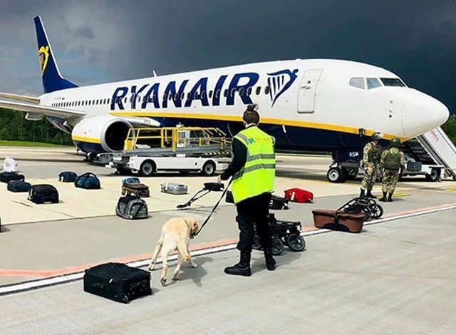 Emergency landing after a bomb was reported on a passenger plane