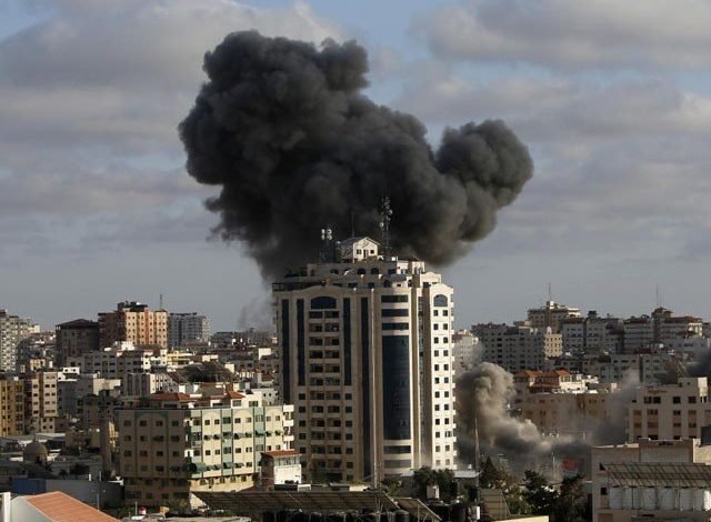اسرائیل کی بمباری میں اسلامی یونیورسٹی کی عمارت تباہ، شہادتیں 217 ہوگئیں 1 Israeli bombing destroys Islamic University building, killing 217