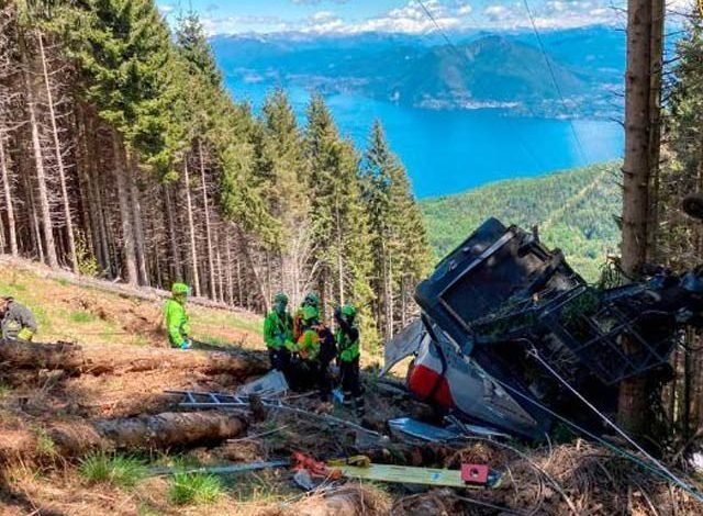 Cable car crash kills 14 in Italy
