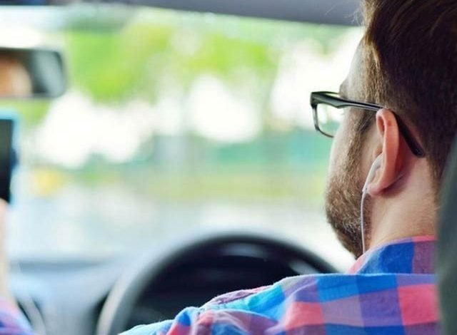 خبردار! ہیڈفون کے ساتھ ڈرائیونگ خطرناک ہوسکتی ہے 1 Warning! Driving with headphones can be dangerous