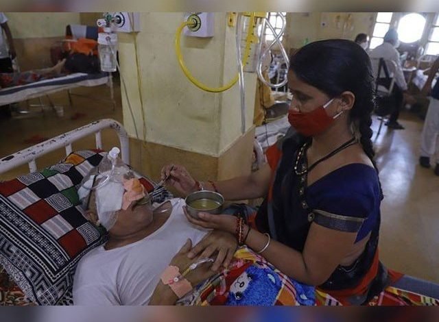 کالی پھپھوندی سے متاثرہ ہزاروں بھارتیوں کی آنکھیں نکال دی گئیں 1 Thousands of Indians infected with black fungus had their eyes gouged out