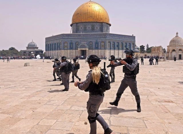 مسجد اقصیٰ میں جنگ بندی کے باوجود اسرائیلی پولیس کا نمازیوں پر گرنیڈ حملہ 1 Israeli police grenade attack on worshipers at Al-Aqsa Mosque despite ceasefire