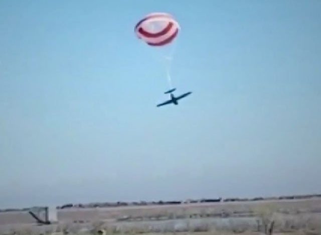 Parachute landing of a plane after a collision with a plane video viral