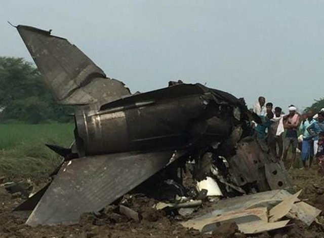 بھارتی فضائیہ کا طیارہ مگ 21 گر کر تباہ، پائلٹ ہلاک 1 Indian Air Force MiG-21 crashes, pilot killed