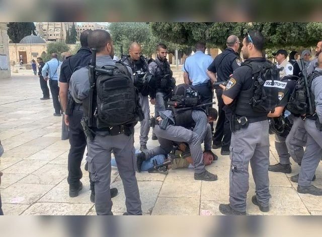اسرائیلی پولیس کا مسجد الاقصی میں نمازیوں پر پھر تشدد، 6 فلسطینی گرفتار 1 Israeli police again beat worshipers at Al-Aqsa Mosque, 6 Palestinians arrested