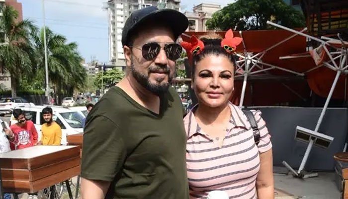 Rakhi touched Mika Singh's feet