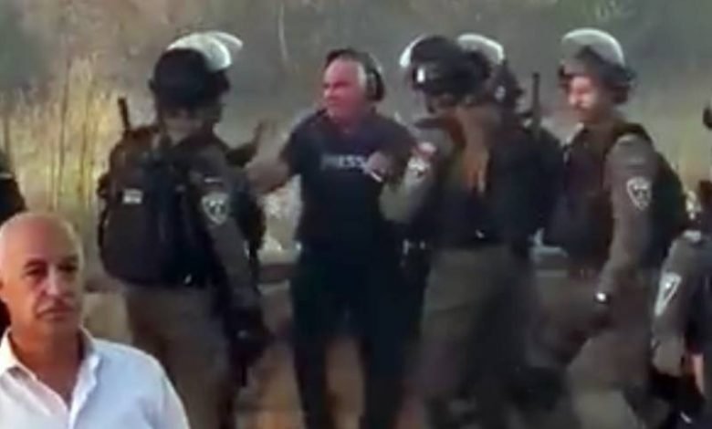 Israeli soldiers abuse CNN journalist, try to stop reporting