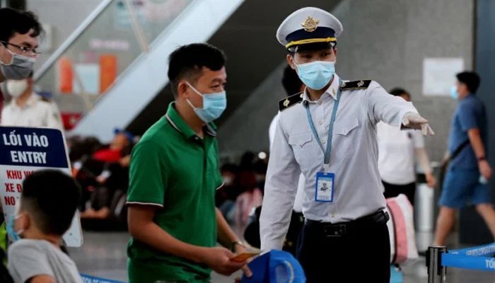 ویت نام میں کورونا وائرس کی نئی مہلک قسم سامنے آگئی ہے۔ غیر ملکی میڈیا کے مطابق ویت نام میں کورونا وائرس کی نئی قسم کےکیسز کی تصدیق بھی ہوئی ہے۔ ماہرین کے مطابق یہ نئی قسم بھارت اور برطانیہ میں کورونا کی اقسام کے ملنے سے وجود میں آئی، یہ قسم زیادہ خطرناک اور آسانی سے پھیلنے والی ہے۔ خبر ایجنسی کے مطابق نئی قسم سے کورونا وائرس کے پھیلاؤ میں تیزی آرہی ہے جس کے بعد ویت نام کےکاروباری مرکزہوچی من سٹی میں دو ہفتوں کی سماجی پابندیاں نافذ کردی گئی ہیں۔ نئی پابندیوں کا اطلاق کل سے ہوگا اور شہر میں 10 سے زائد افراد کے اجتماع پر پابندی ہوگی۔