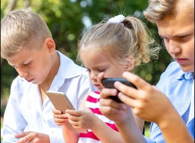بچوں میں موٹاپے کی ایک اور وجہ... اسمارٹ فون 1 Another cause of obesity in children ... smartphones