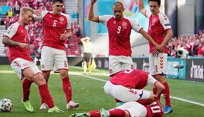 ڈنمارک اور فن لینڈ کے درمیان میچ میں فٹبالر کو دل کا دورہ پڑ گیا 1 The footballer suffered a heart attack in the match between Denmark and Finland