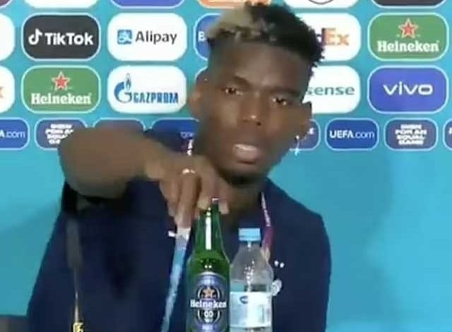 مسلم فٹبالر نے سامنے رکھی بیئرکی بوتل ہٹادی 1 The Muslim footballer removed the beer bottle in front of him