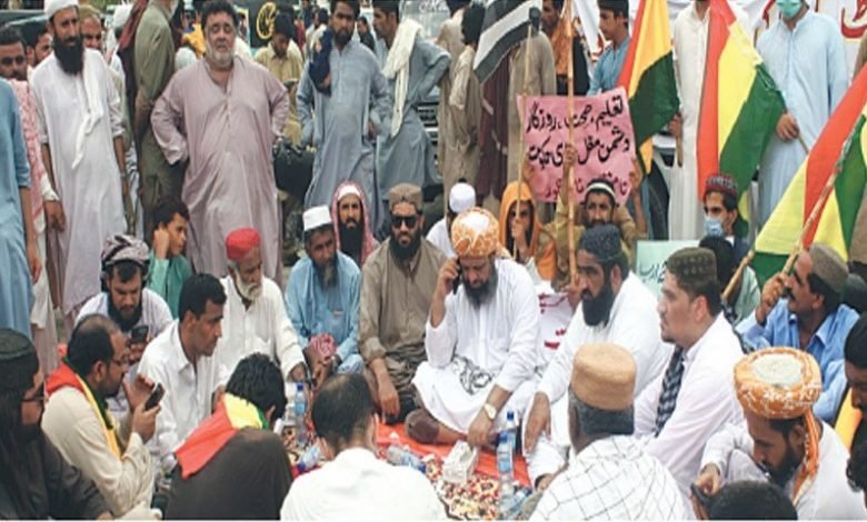 Opposition protests against lack of development plans in the budget