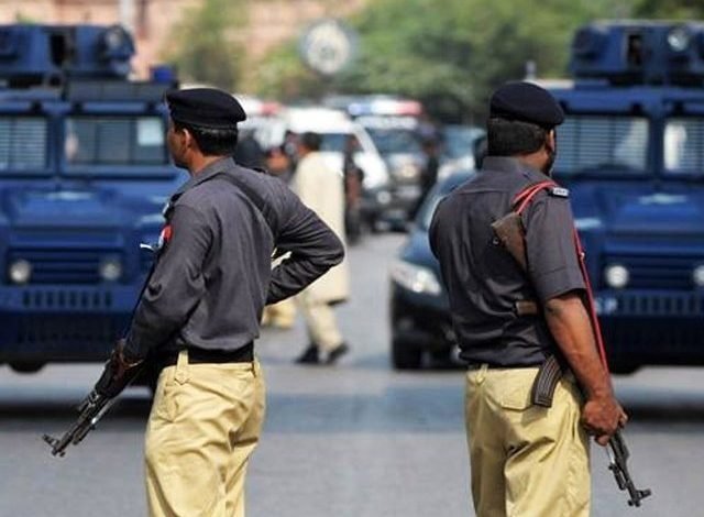 الہ دین پارک میں چوری کرتے ہوئے پولیس اہلکار پکڑا گیا 1 A policeman was caught stealing in Allah Din Park