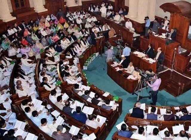 پنجاب اسمبلی میں بجٹ پیش؛ اپوزیشن کا شدید احتجاج 1 Budget presented in Punjab Assembly Noise in the House during the Finance Minister's speech