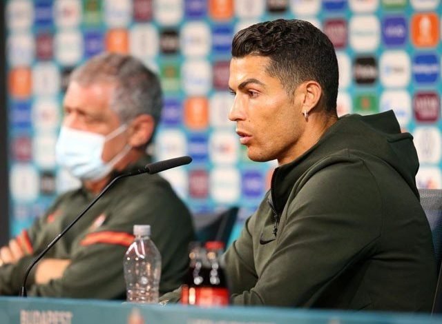 رونالڈو نے چند سیکنڈ میں کوکا کولا کو 4 ارب ڈالر کا چونا لگا دیا 1 Ronaldo lifted Coca-Cola to 4 4 billion in a matter of seconds