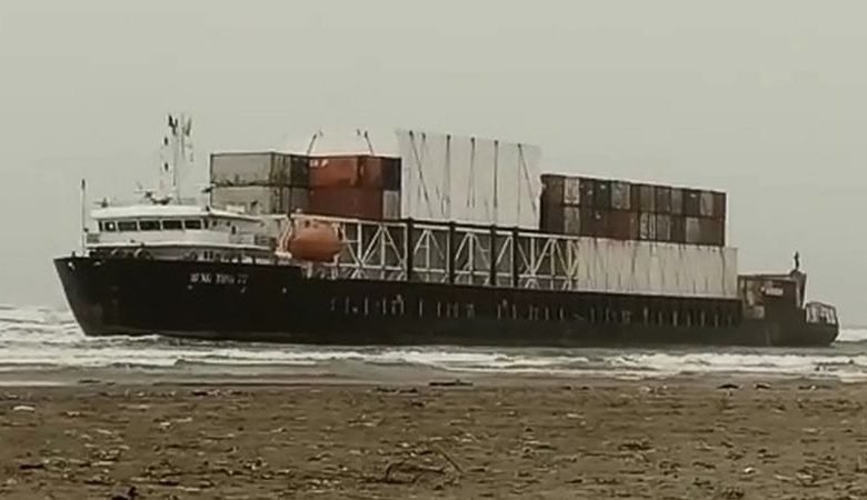 کراچی ساحل پر پھنسا بحری جہاز سیاحوں کیلئے تفریح 1 Ship