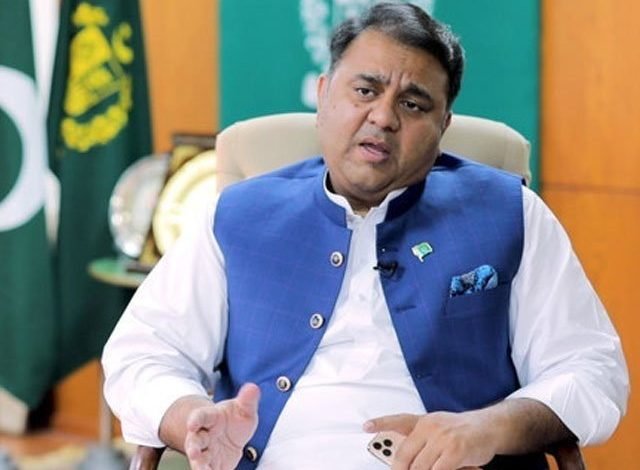 عثمان مرزا جوڑا ہراسانی کیس میں گھناؤنے انکشافات اسلام آباد میں ایک لڑکے اور لڑکی کو گن پوائنٹ پر ننگا کر کے انکی ویڈیو بنانے کے کیس میں یہ گھناونے انکشافات سامنے آئے ہیں کہ ملزموں نے درندگی کی نئی مثال قائم کرتے ہوئے جوڑے کو برہنہ کر کے تشدد کیا اور پھر انہیں جنسی عمل کرنے پر مجبور کیا جسکی ویڈیو بھی بنائی گئی۔ یہ انکشافات کیس کی پولیس چالان رپورٹ میں سامنے آئے ہیں جس کے بعد مرکزی ملزم عثمان مرزا کے خلاف سخت ترین کارروائی کا مطالبہ زور پکڑ گیا ہے۔ وفاقی دارالحکومت اسلام آباد کے سیکٹر ای الیون کے فلیٹ میں لڑکا اور لڑکی کو جنسی طور پر ہراساں کرنے، ان کی برہنہ ویڈیو بنانے اور انھیں جنسی عمل پر مجبور کرنے کے مقدمے میں پولیس نے تفتیش مکمل کر کے مقامی عدالت میں چالان جمع کروا دیا ہے۔ مقدمے کی تفتیش میں بھی عثمان مرزا کو مرکزی ملزم قرار دیا گیا ہے۔مقامی عدالت میں جمع کروائے گئے چالان میں بتایا گیا کہ عثمان مرزا نے اپنے ساتھیوں کی مدد سے اسلحہ کے زور پر نہ صرف جوڑے کو برہنہ کیا بلکہ اس حالت میں تشدد کا نشانہ بھی بنایا۔ چالان میں یہ بھی کہا گیا ہے کہ ملزمان نے جوڑے کو زبردستی جنسی عمل پر مجبور کیا اور اسکی برہنہ حالت میں ویڈیو بھی بنائی جوکہ بعد ازاں سوشل میڈیا پر اپ لوڈ کر دی گئی۔ مقدمے کا چالان جمع کروانے کے بعد عدالت نے ملزمان پر فرد جرم عائد کرنے کے لیے 28 ستمبر کی تاریخ مقرر کی ہے۔ ایس ایس پی انویسٹی گیشن عطا الرحمان کی سربراہی میں قائم ہونے والی پولیس کی ٹیم نے اپنے تفتیشی چالان میں بتایا کہ عثمان مرزا نے اپنے ساتھیوں کی مدد سے نہ صرف انھیں حبس بےجا میں رکھا بلکہ ان کو زنا کرنے پر بھی مجبور کیا۔پولیس کی تفتیشی ٹیم نے اس چالان میں متاثرہ لڑکی اور لڑکے کے بیانات کو بھی ریکارڈ کا حصہ بنایا ہے جو انھوں نے مقامی مجسٹریٹ کے سامنے دیئے تھے۔ مجسٹریٹ کے سامنے متاثرہ لڑکی نے اپنے بیان میں کہا کہ ملزم عثمان نے اسے اپنے منگیتر کے ساتھ جنسی عمل کرنے کا کہا اور ایسا نہ کرنے پر اجتماعی زیادتی کرنے کی دھمکی دی۔متاثرہ لڑکی کے بیان کے مطابق ملزم عثمان کے دوست بھی یہی دھمکی دے رہے تھے۔ واضح رہے کہ اس مقدمے کے مرکزی ملزم عثمان مرزا، محب بنگش، ادریس قیوم بٹ، فرحان شاہین اور عطا الرحمن اڈیالہ جیل میں ہیں جبکہ عمر ، بلال اور مروت ضمانت پر ہیں۔ اس چالان میں پولیس نے لڑکی کے بیان کا حوالہ دیتے ہوئے کہا کہ کمرے میں موجود زیادہ تر افراد نے اس کے منگیتر پر تشدد کیا اور اسے برہنہ ہونے پر مجبور کیا جس کے بعد ملزمان نے انھیں آپس میں جنسی عمل کرنے پر بھی مجبور کیا۔ لڑکی نے بیان میں یہ بھی کہا کہ کمرے میں موجود افراد اسکے جسم کے مختلف حصوں کو چھوتے رہے اور اس کے ساتھ ویڈیو بھی بناتے رہے، پولیس نے مرکزی ملزم عثمان مرزا کے بیان کو بھی چالان کا حصہ بنایا ہے جس میں انھوں نے دوران تفتیش پولیس کے سامنے انکشاف کیا کہ 18 اور 19 نومبر 2020 کی درمیانی رات میں یہ ویڈیو بنائی گئی تھی۔ پولیس کی جانب سے اس مقدمے کی تفتیش کے بعد جو چالان عدالت میں پیش کیا گیا ہے اس میں بتایا گیا ہے کہ ملزم کی نشاندہی پر ویڈیو بنانے والا موبائل فون اور ڈرانے کے لیے استعمال کیا گیا پستول بھی برآمد کر لیا گیا ہے۔اس چالان میں یہ بھی کہا گیا ہے کہ ملزم پستول کا لائسنس پیش نہیں کر سکا جس پر الگ سے غیر قانونی اسلحہ رکھنے کا ایک اور مقدمہ درج کیا گیا ہے۔ چالان میں یہ بھی کہا گیا کہ دوران تفتیش ملزم عمر بلال نے انکشاف کیا کہ عثمان مرزا کے کہنے پر متاثرہ لڑکے اور لڑکی سے 11 لاکھ 25 ہزار روپے لیے جس میں سے چھ لاکھ روپے عثمان کو دیئے گئے جبکہ باقی رقم دیگر ساتھیوں میں تقسیم کی گئی۔ اس چالان میں یہ بھی کہا گیا کہ رواں برس چھ جولائی کو سوشل میڈیا پر ویڈیو وائرل ہونے کے بعد پولیس نے اپنی مدعیت میں تھانہ گولڑہ میں ایف آئی آر درج کر کے کارروائی کا آغاز کیا تھا۔ایس ایس پی انویسٹی گیشن عطا الرحمان کے مطابق اس جوڑے نے سوشل میڈیا پر یہ ویڈیو وائرل ہونے کے بعد شادی کر لی ہے۔پولیس کے مطابق وقوعہ سے پہلے ان دونوں کی منگنی ہو چکی تھی اور لڑکی نوکری کے لیے انٹرویو دینے کے سلسلے میں لاہور سے اسلام آباد آئی تھی۔ پولیس کے مطابق لڑکی نے اپنے منگیتر سے کہا تھا کہ وہ اس کی رہائش کا بندوبست کرے جس کے بعد متاثرہ لڑکے نے اپنے دوست سے کہہ کر کچھ دیر کے لیے فلیٹ کی چابی لی جو کہ بعد میں معلوم ہوا کہ یہ فلیٹ ملزم عثمان مرزا کی ملکیت ہے۔ خیال رہے کہ وزیراعظم عمران خان نے اس واقعے کا نوٹس لیا تھا اور اسلام آباد پولیس کے سربراہ کو طلب کر کے انھیں ہدایت کی تھی کہ وہ خود اس مقدمے کی تفتیش کی نگرانی کریں ، خواتین کے حقوق کے لیے کام کرنے والی تنظیمیں اس واقعے میں ملوث ملزمان کو قرار واقعی سزا دینے کا مطالبہ کر رہی ہیں۔