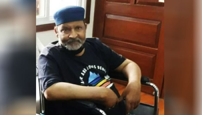 معروف کامیڈین عمر شریف کی علاج کی غرض‌ سے جرمنی سے امریکہ روانگی تاخیر کا شکار ہو گئی ہے ، نمونیہ میں‌ مبتلا ہونے کی وجہ سے کامیڈین کا جرمنی کے ہسپتال میں‌ علاج کیا جا رہا ہے . سٹیج سے اداکاری کا آغاز کرنے والے معروف کامیڈین اور میزبان عمر شریف دل کی ہائی رسک سرجری کے لیے ایئر ایمبولینس کے ذریعے پاکستان سے 28 ستمبر کو جرمنی پہنچے جہاں سے انھیں امریکا کے لیے سفر کرنا تھا۔ معروف کامیڈین عمر شریف جرمنی پہنچنے پر بخار، ہلکے نمونیہ اور نقاہت کا شکار ہو گئے تھے جس پر انھیں نیورمبرگ کے ہسپتال میں داخل کیا گیا جہاں وہ تاحال زیر علاج ہیں اور طبیعت کی بحالی کے بعد ہی امریکا جائیں گے۔ کامیڈین عمرشریف کے دل کے آپریشن کے لیے 8 ماہرین امراض قلب کی ٹیم بنائی گئی ہے جس میں پاکستانی اداکارہ ریما کے شوہر ڈاکٹر سید طارق شہاب بھی شامل ہیں ، ریما اور ان کے شوہر نے عمر شریف کے علاج کے لیے خصوصی دلچسپی ظاہر کی تھی۔ ماہرامراض قلب سید طارق شہاب نے جرمنی میں زیر علاج عمر شریف کی طبیعت میں بہتری کی تصدیق کی ہے ، عمر شریف کو اینٹی بائیوٹک دی جا رہی ہیں تاہم مکمل صحت یابی کے لیے مزید وقت درکار ہے۔ ڈاکٹروں‌ کی جانب سے عمر شریف کو امریکا روانگی کی اجازت دینے کے لیے مزید 24 گھنٹے لگ سکتے ہیں جب کہ جرمنی سے واشنگٹن کا سفر 8 سے 9 گھنٹے طویل ہے جہاں عمر شریف کے آپریشن کی تیاریاں مکمل کر لی گئی ہیں۔