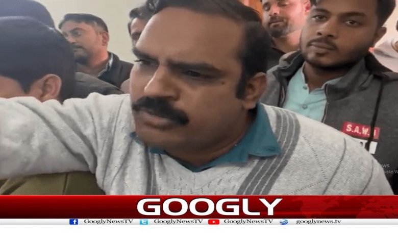 سابق آرمی چیف کا ٹیکس ڈیٹا لیک کرنے پر صحافی کا دو روزہ ریمانڈ 1 Journalist