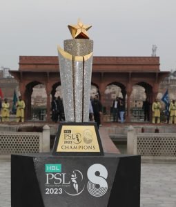 پاکستان سپر لیگ کے آٹھویں ایڈیشن کی نئی ٹرافی کی رونمائی کردگئی 2 FohE52IWAAAQ8 h