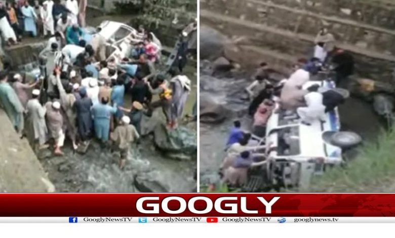 سوات:کوچ کھائی میں گرگئی، 3 افراد جاں بحق 1 swatt