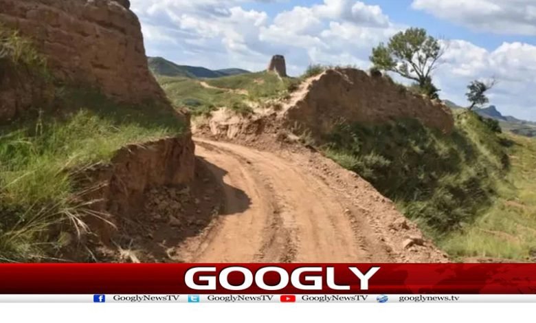 Two People Made Cutting Chain Wall