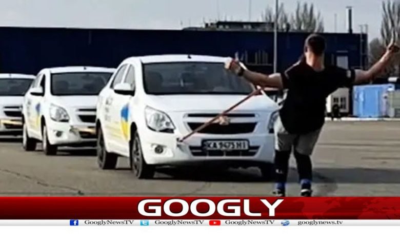 یوکرینی شہری نے دانتوں سے گاڑیاں کھینچ کر ورلڈ ریکارڈ بنادیا 1 car