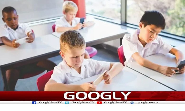 انگلینڈکے سکولوں میں موبائل کے استعمال پرپابندی عائد 1 school 1