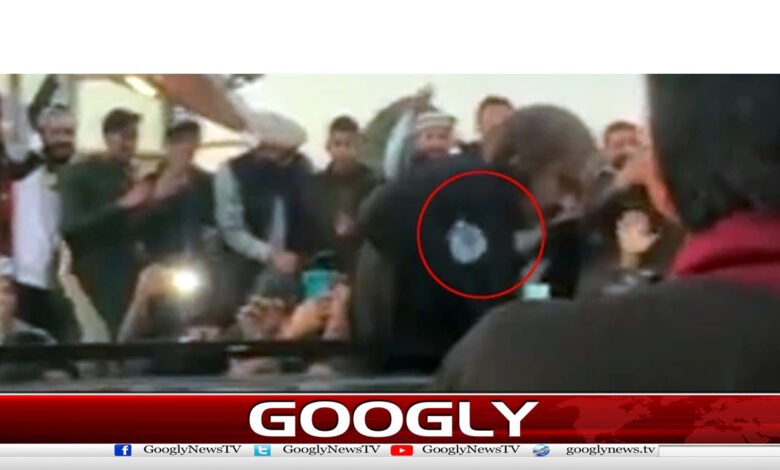 پی ٹی آئی کارکن مشتعل،گنڈاپور کوجانے سےروک دیا،بوتل بھی مار دی