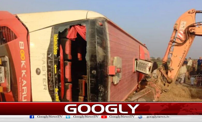 موٹروے پر فتح جنگ کے قریب بس حادثہ : 10 افراد جاں بحق، 7 زخمی 1 10 killed, 7 injured in bus accident near Fatah Jang on motorway