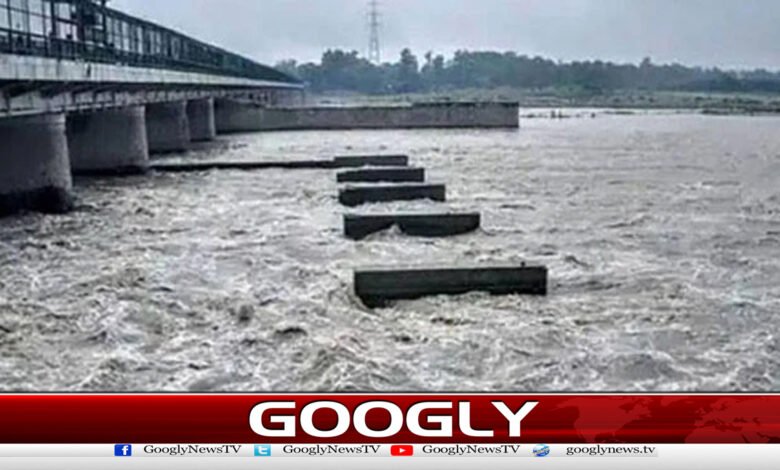 دریائے چناب، راوی اور ستلج میں اونچے درجے کا سیلاب 1 Punjab: Consideration of closing schools in flood-hit areas, decision on emergency measures