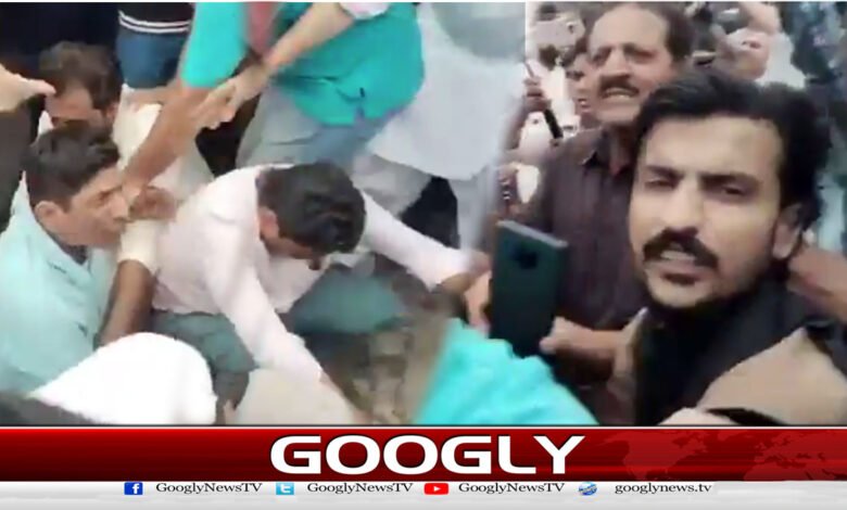 Aleema Khan shakes hands with workers, journalists announce boycott of KAPITI