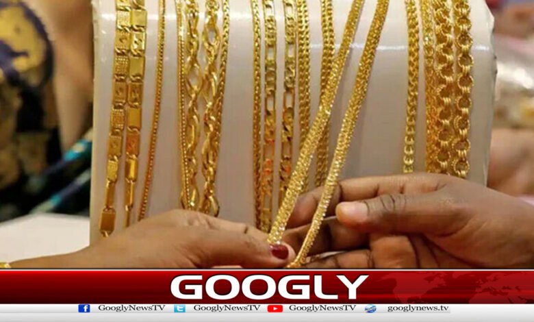 The price of gold per tola has exceeded 400,000.