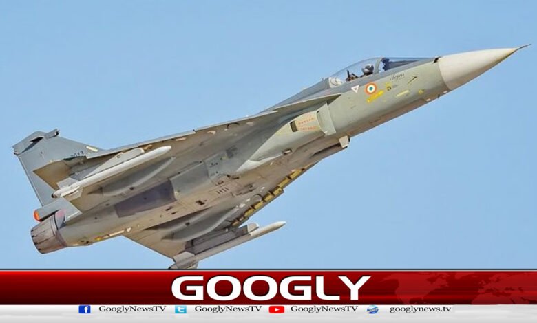 دبئی ائیر شو کے دوران بھارتی جنگی طیارہ تیجس گرکر تباہ، پائلٹ ہلاک 1 Indian fighter jet Tejas crashes during Dubai Air Show, pilot killed