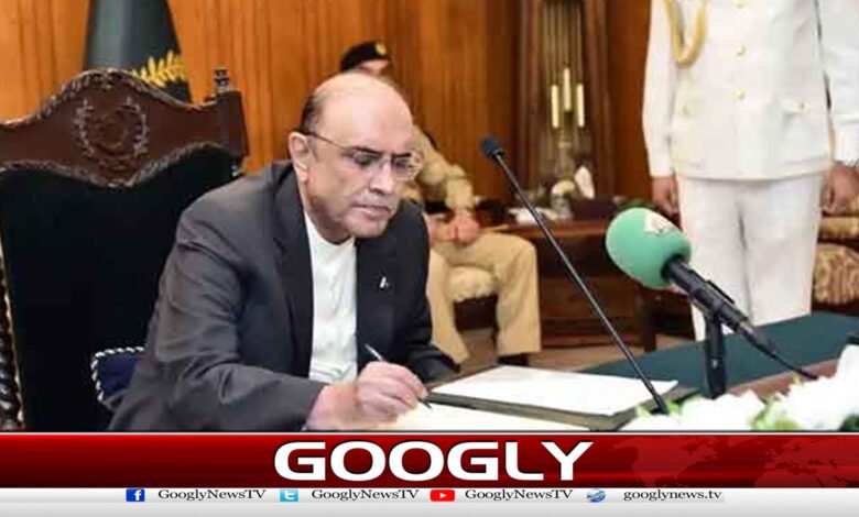 صدرمملکت کے دستخط کےبعد27ویں ترمیم آئین کاحصہ بن گئی 1 After the President's signature, the 27th Amendment became part of the Constitution.