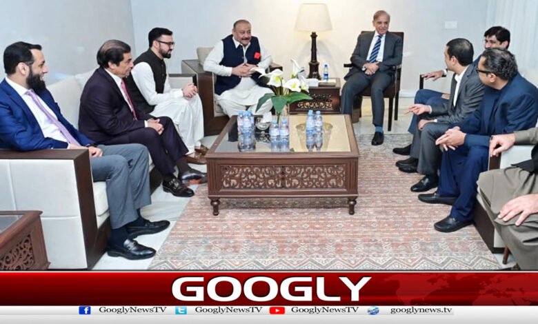 حنیف عباسی ریلوےکےبوسیدہ نظام کوجدیدبنانےکیلئےمحنت کررہے ہیں،وزیراعظم 1 Hanif Abbasi is working hard to modernize the dilapidated railway system, says the Prime Minister