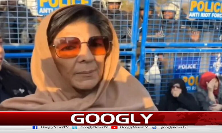 اڈیالہ جیل کے باہر دھرنا دینے والی عمران خان کی بہنیں گرفتاری کے بعد رہا 1 Imran Khan's three sisters released after arrest, sent home