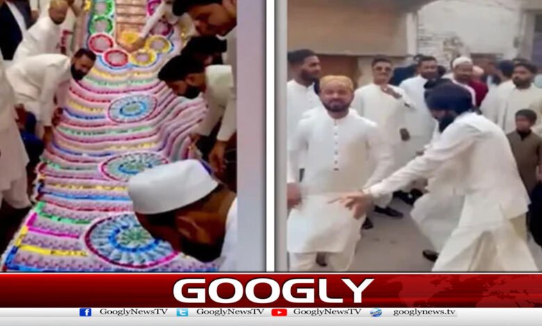 Unique wedding procession in Hyderabad, groom was given a necklace several meters long